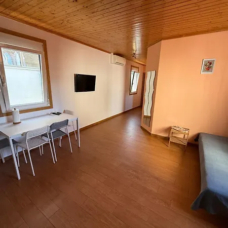 Super Affordable Air Conditioned In Sobrado With Netflix Porta